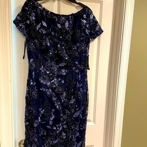 LaFemme cocktail dress Beautiful sequin beaded overlay